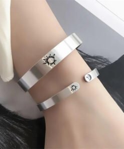 Brazalete sol y luna en la muneca