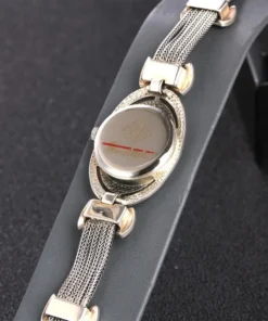 Reloj ovalado mujer vista trasera