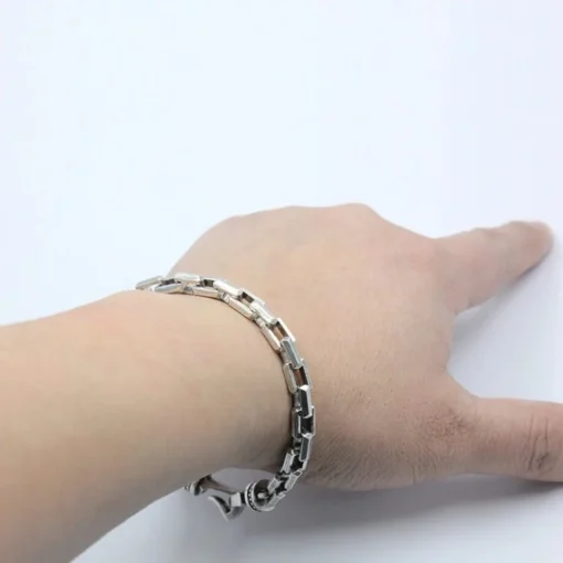 Pulsera de plata cadena cuadrada en la muneca